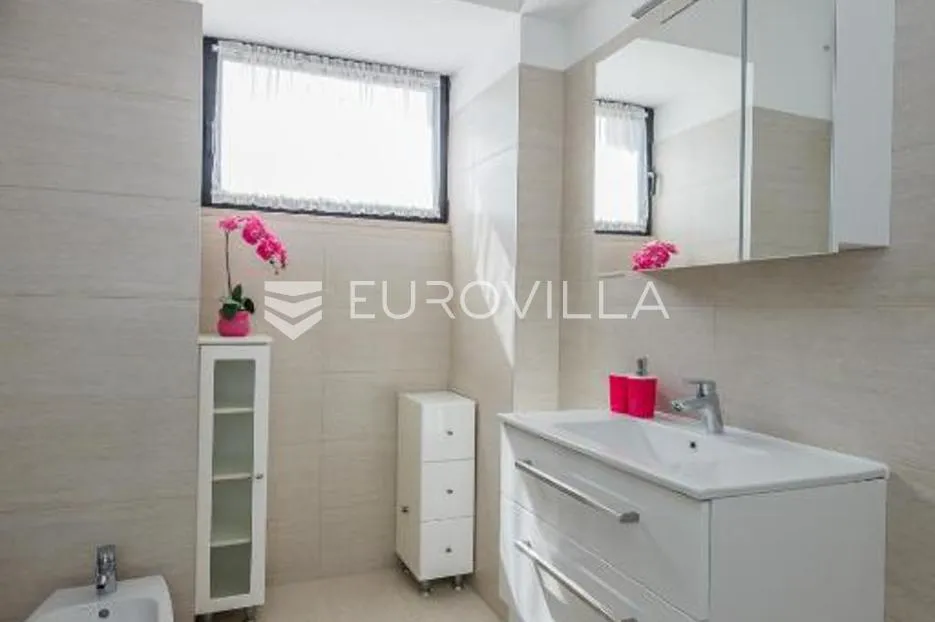 kaštel lukšić, vila s bazenom i pogledom na more - slika 11