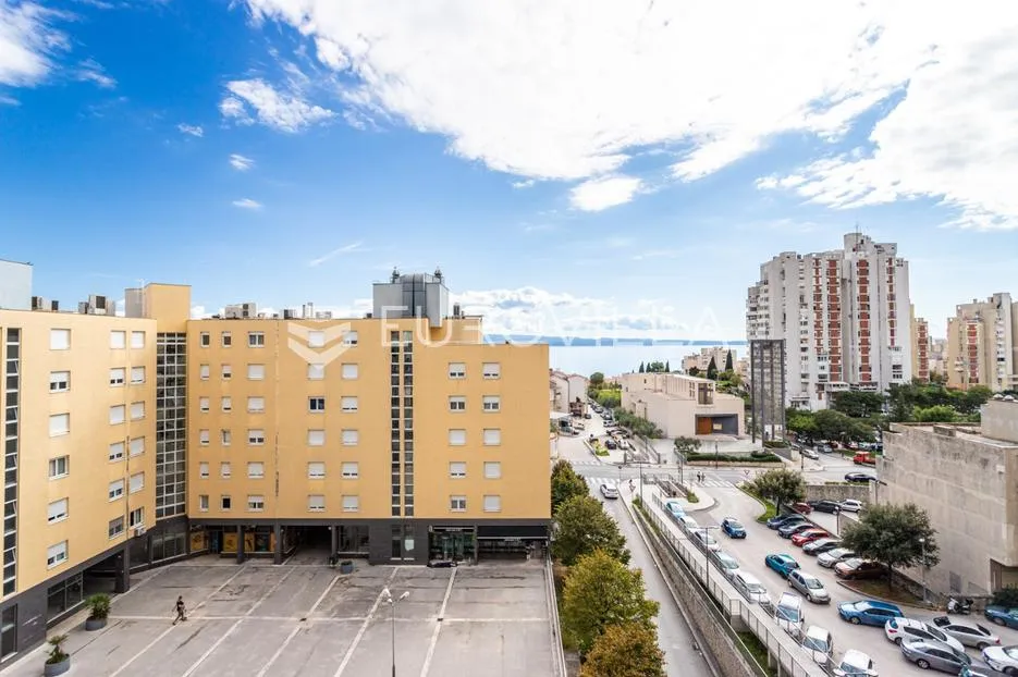 split, trstenik, trosoban stan s velikom terasom - slika 1