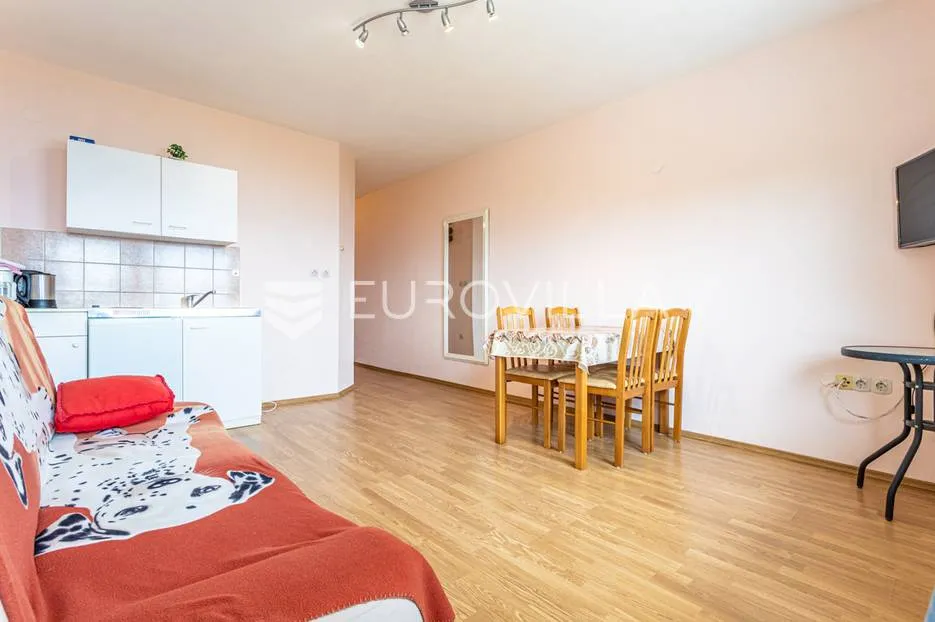 omiška rivijera- lokva rogoznica, apartmanska kuća s 8 stanova, udaljena 300 m od mora. - slika 25