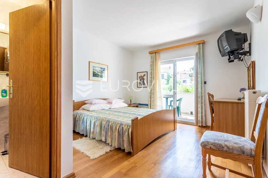 brač, prekrasna vila s velikom okućnicom 20 m od mora - slika 26
