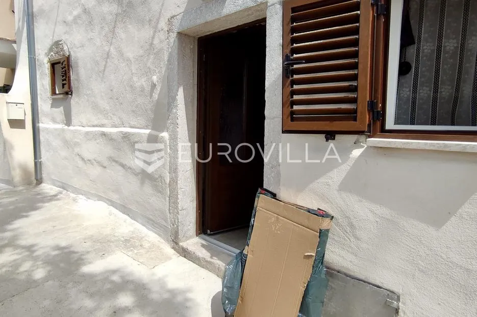 krk, omišalj, adaptirana kamena kuća u nizu s pogledom na more površine 54 m² - slika 31