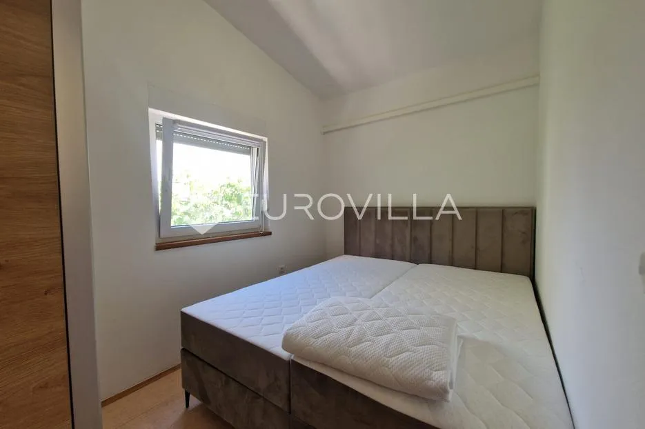 vir, kuća s dva apartmana, 6 spavaćih soba i velikim privatnim dvorištem - slika 35