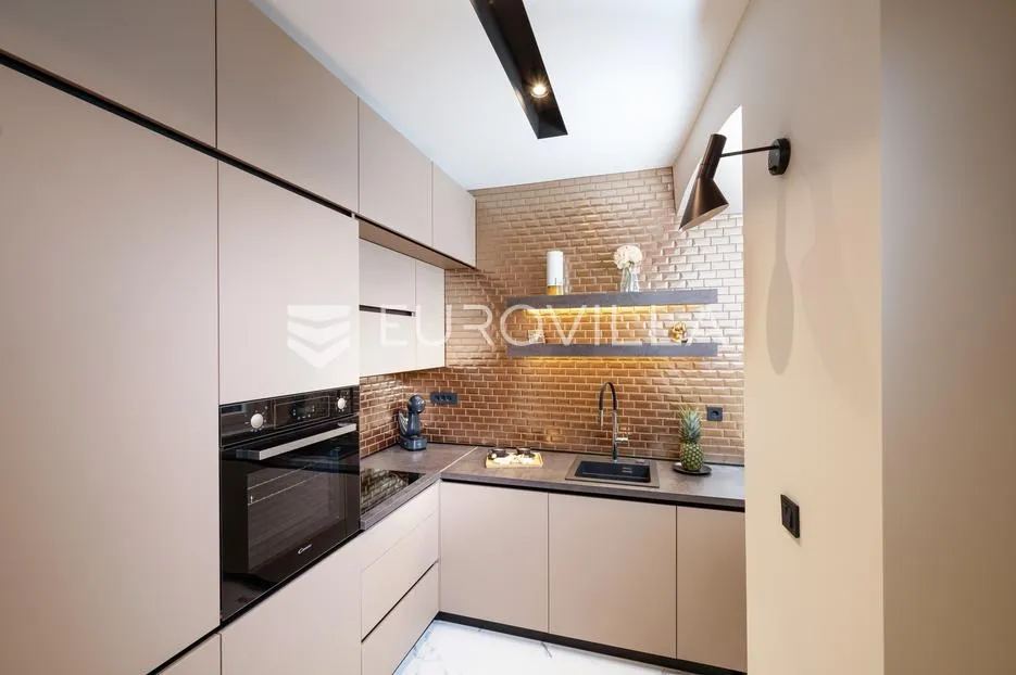 rijeka, centar, novouređen luksuzan stan nkp 115 m2 s tri apartmana - slika 12