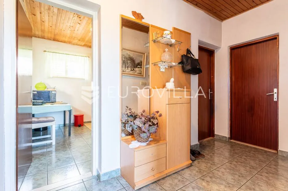 brač, kuća s dvorištem na lijepoj lokaciji - slika 11
