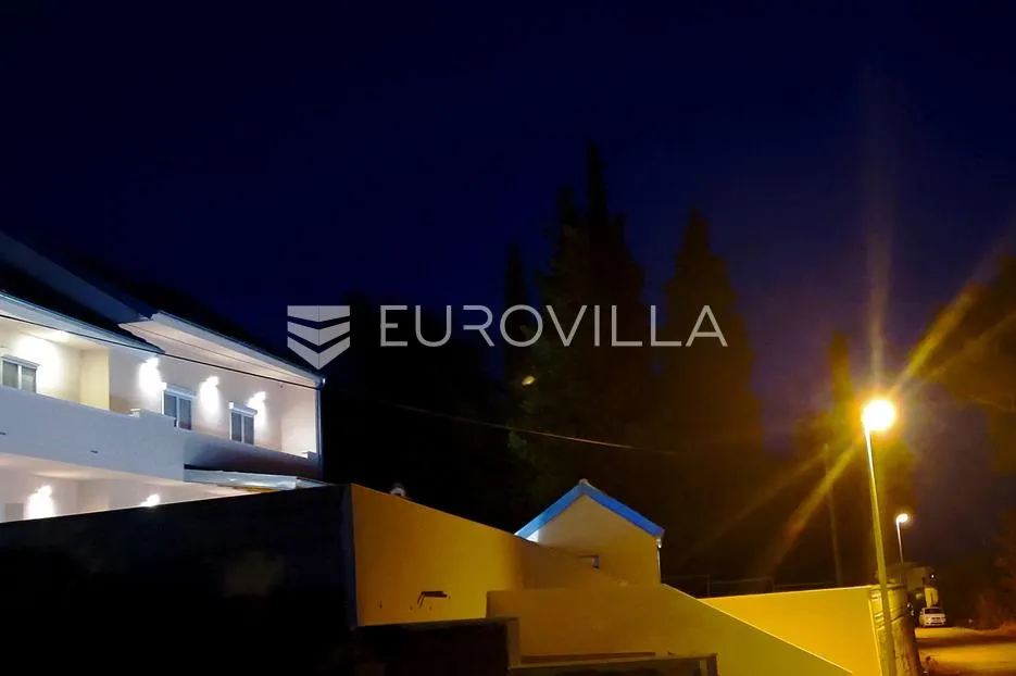 šibenik, okolica samostojeća kuća s 2 stana, dvorište s bazenom i vrtom - slika 10