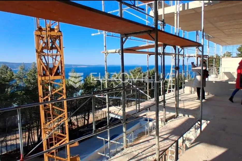 Omiš, dvosoban stan na trećem katu s predivnim pogledom na more, 86,40 m²