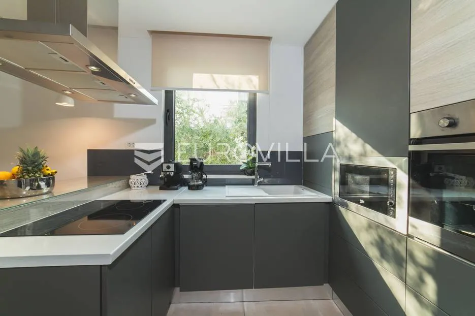 trogir, luksuzna vila s bazenom, nkp 368 m2 - slika 25