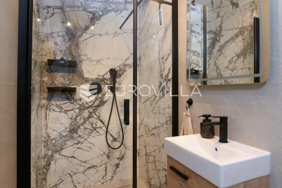 trogir, čiovo, luksuzan penthouse sa krovnom terasom i bazenom - slika 12