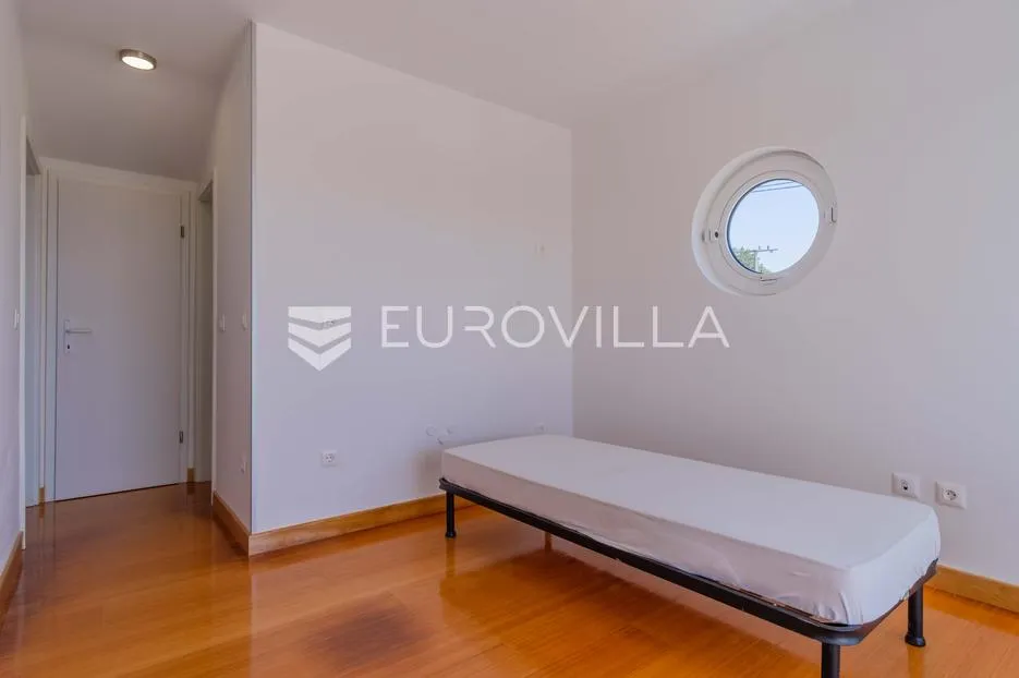 istra, poreč, unikatna dizajnerska vila s dodatnim apartmanom, wellnessom i grijanim bazenom - slika 43