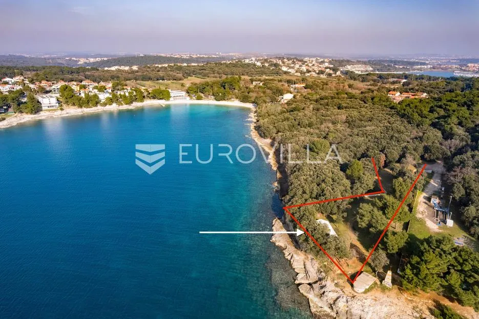 Istra, Banjole zemljište 2700 m2 prvi red do mora s dva legalizirana objekta 67 m2 i 24 m2 - Banjole, Medulin