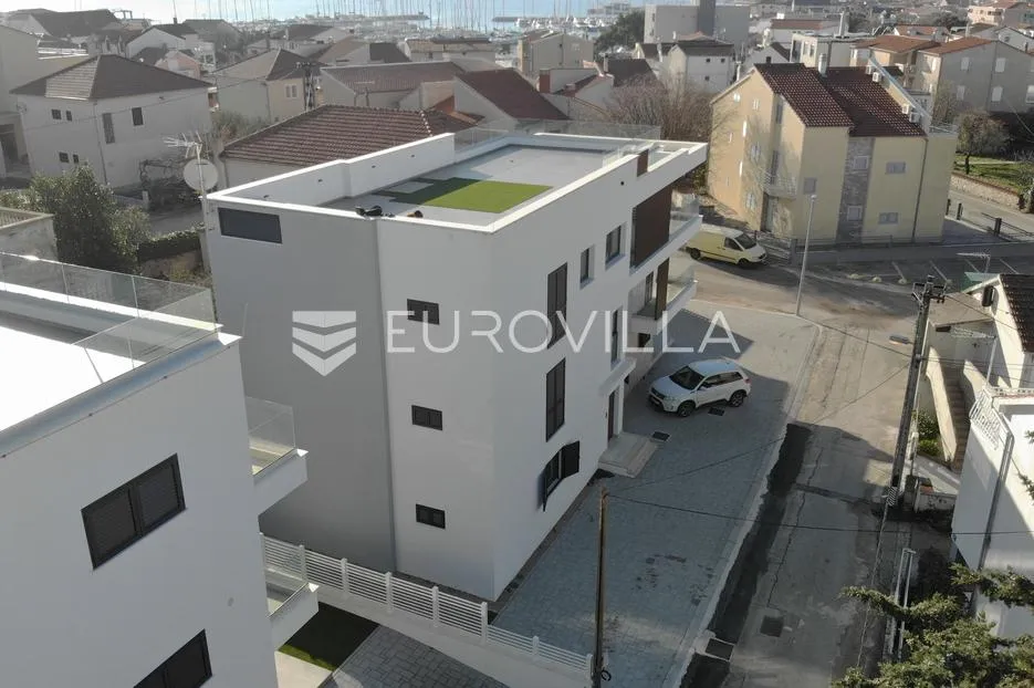 vodice, novogradnja, prostran stan u centru mjesta, 117,53 m² - slika 17