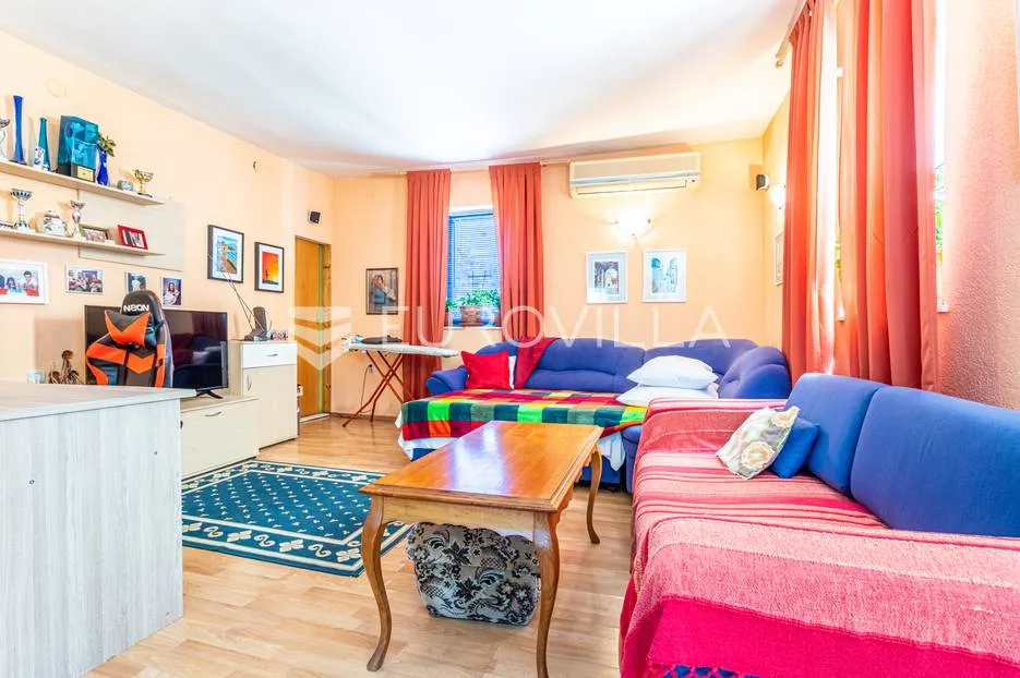 trogir, kuća na tri etaže s dvorom i pogledom na more - slika 13