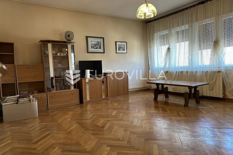 Požega, dvosoban stan u centru s garažom