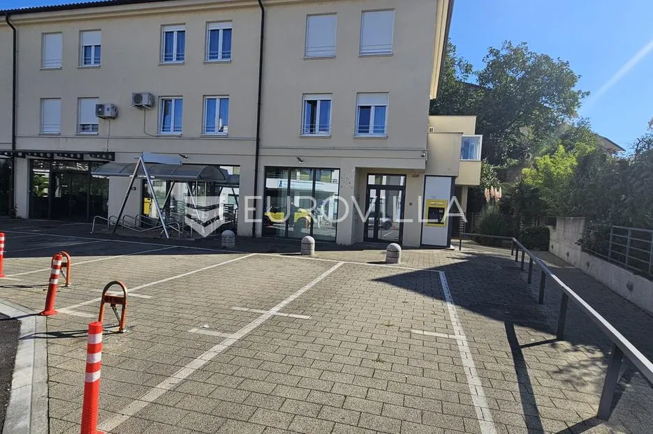 Viškovo, centar poslovni prostor, 420 m2, 6 parking mjesta