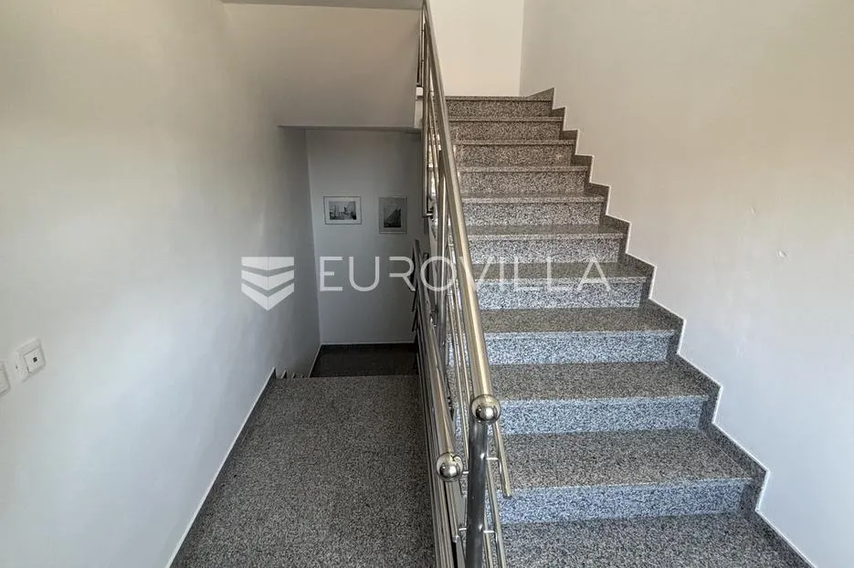medulin, apartmanska kuća sa sedam stanova na mirnoj lokaciji - slika 15