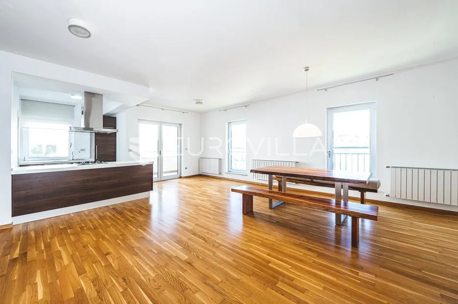 zagreb, jelenovac, prostoran luksuzan četverosoban stan s balkonom i vrtom, te dvije garaže, 202 m² - slika 2