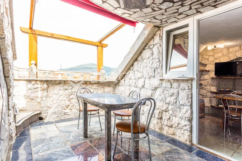 trogir, autohtona kamena kuća s pogledom na more - slika 28