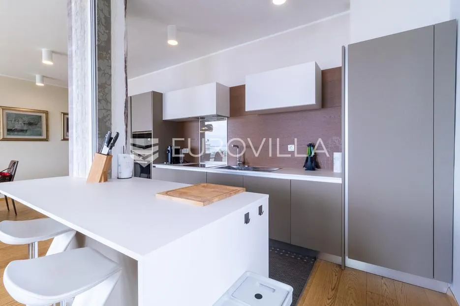 opatija, volosko, luksuzan penthaus 267 m², krovna terasa s jacuzzijem - slika 23