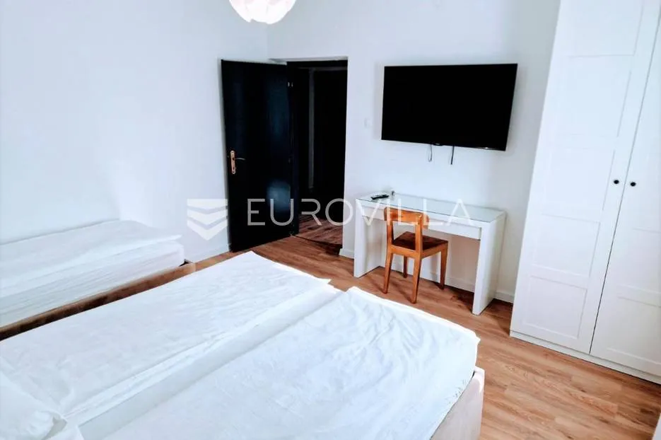 trogir, novouređena dvojna kuća, dostupna od 01.10.2026 do 01.06.2027 - slika 20