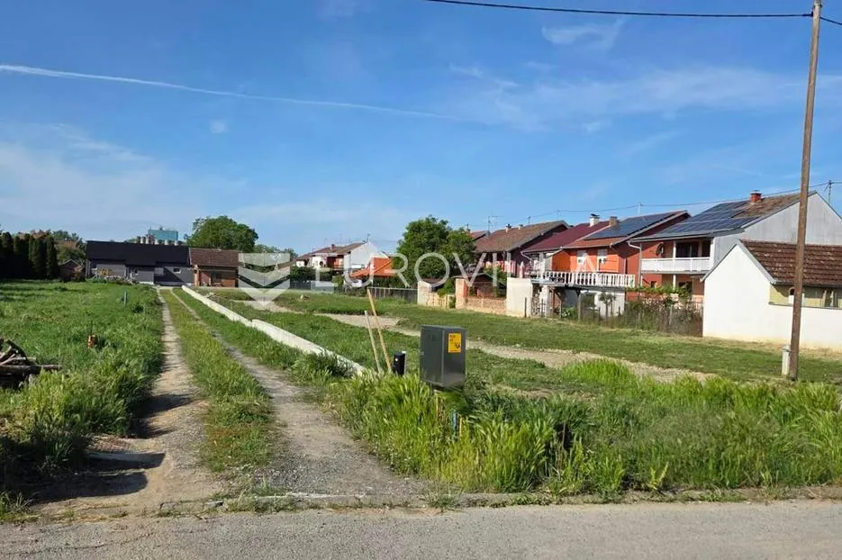 osijek, zeleno polje, prodaje se građevinsko zemljište površine 2371 m² - slika 2