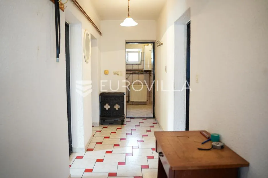 tovarnik, izuzetna prilika, prostrana kuća s tri stana i okućnicom od 1.949 m² - slika 5