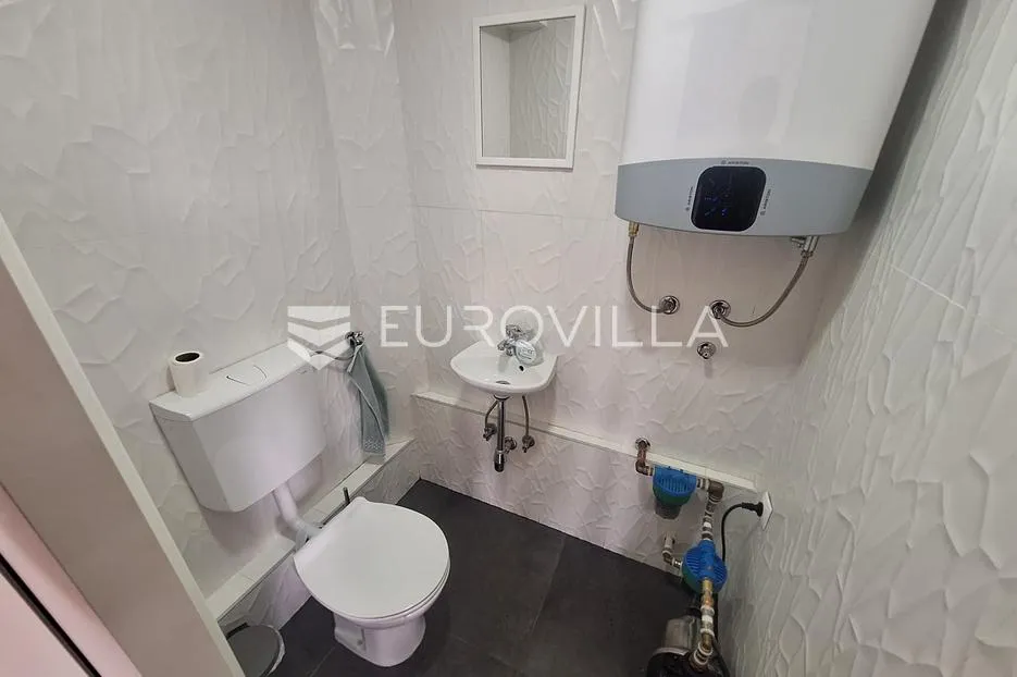 karlovac, mala švarča, kuća 145 m², novouređena, velika parcela, mirna lokacija - slika 12