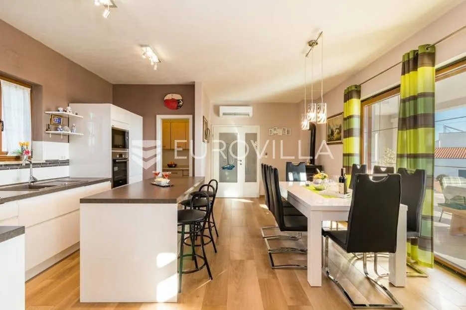 medulin, luksuzna vila s bazenom i velikom uređenom okućnicom 1050 m2, 300 m od plaže - slika 9