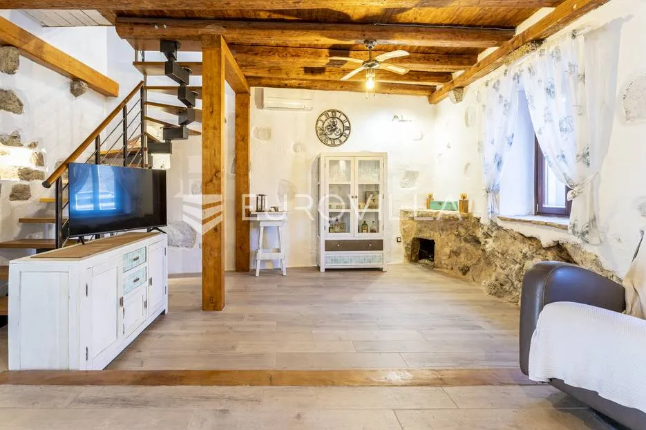 hvar, vrbanj, renovirana kamena kuća - slika 6
