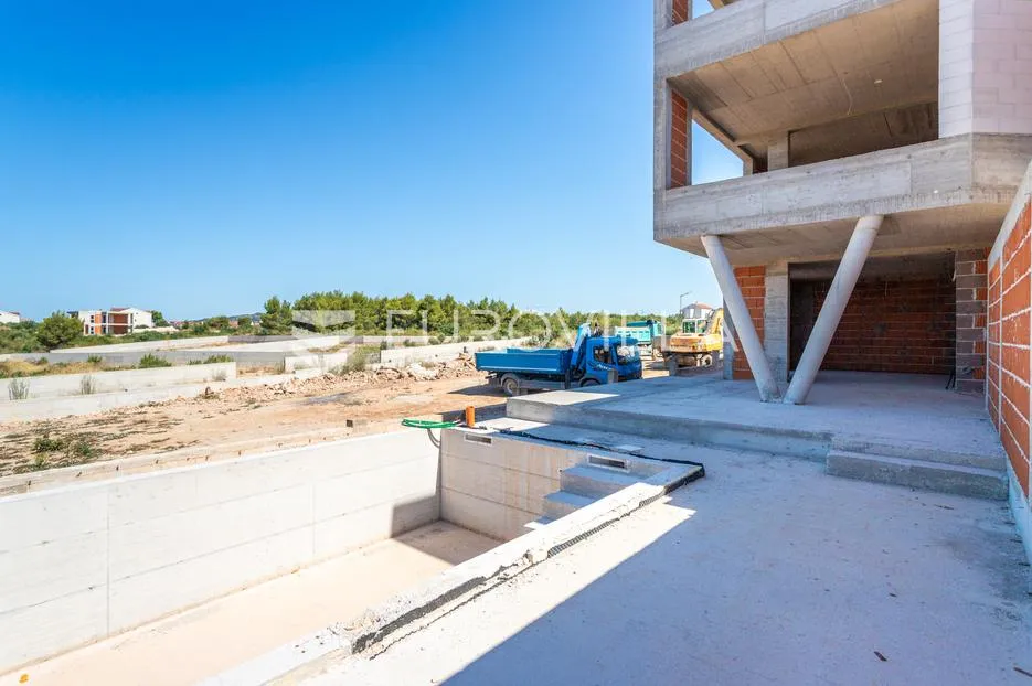 vodice, prostran dvosoban stan s bazenom i dvorištem, 125,91 m² - slika 9
