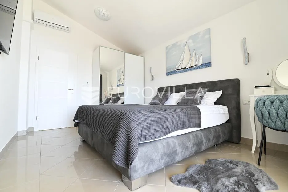 karlobag, cesarca prekrasna vila s bazenom uz more 240 m² - slika 17