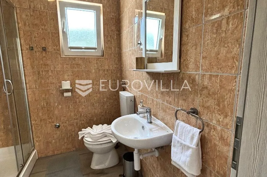 vir, atraktivna apartmanska kuća s 4 stambene jedinice udaljene 150 m od plaže - slika 21