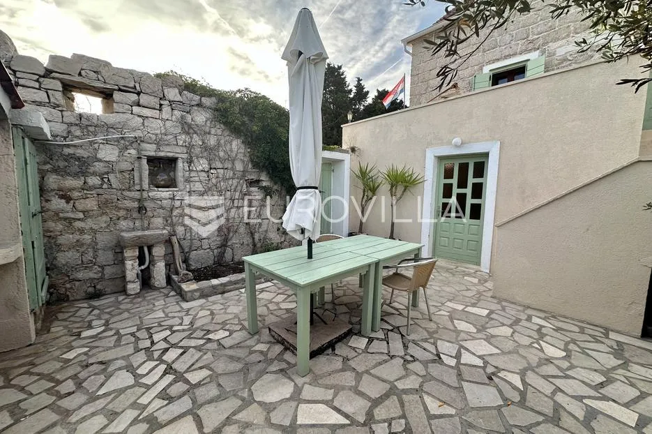 prvić luka, djelomično renovirana kamena kuća, prvi red do mora, 298 m² - slika 9