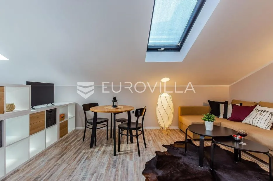 rijeka, centar, novouređen dvoetaži stan nkp 125 m2 s četiri apartmana - slika 18