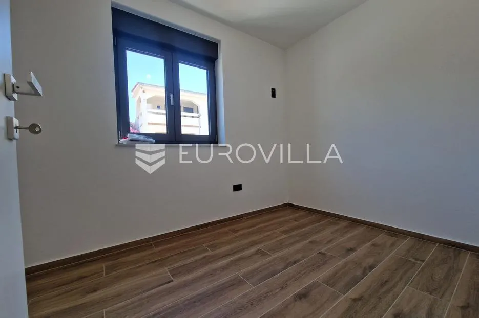 vir, novogradnja, trosobni apartman s vrtom - slika 10