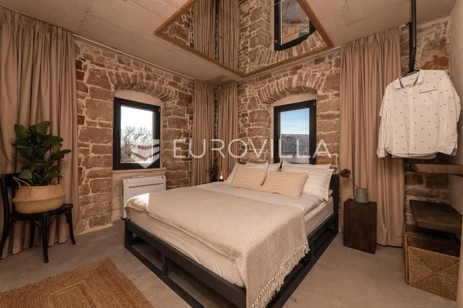 brač, pučišća, unikatna kamena vila - slika 5