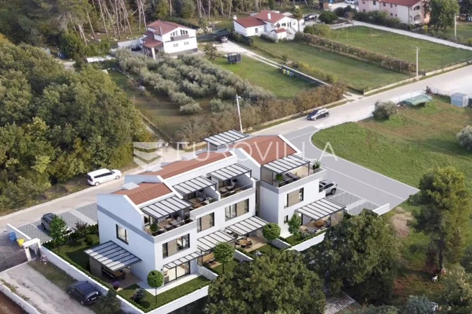 poreč, prekrasan trosobni stan u kući u nizu od 125 m2 s velikim vrtom - slika 8
