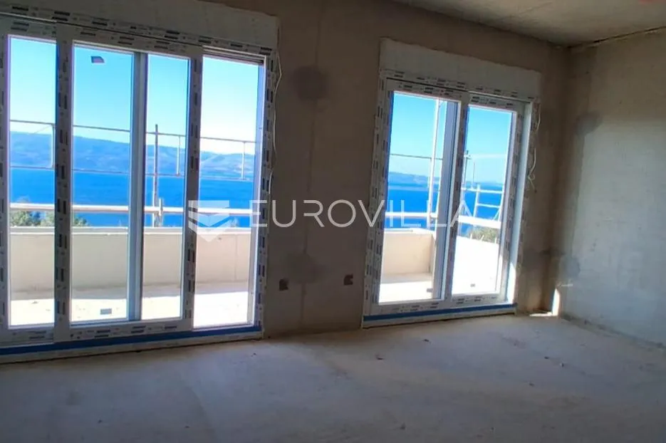 Omiš, trosoban stan u novogradnji na mirnoj lokaciji okruženoj zelenilom, 83,53 m²