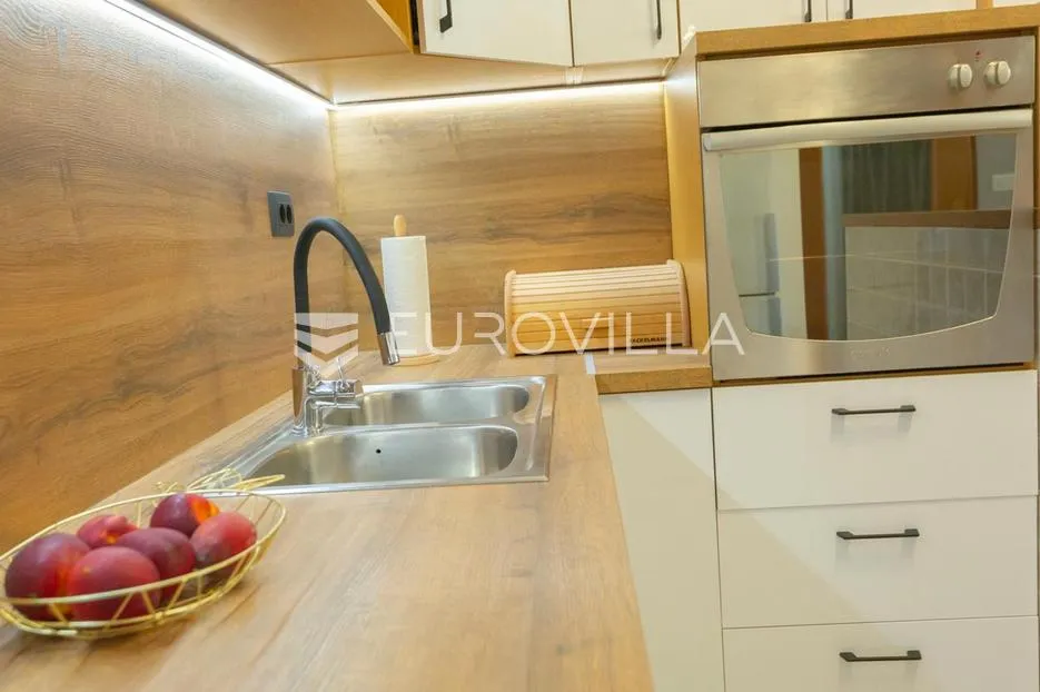split, žnjan, dvosoban stan s privatnim vrtom, terasom i garažnim mjestom - slika 9
