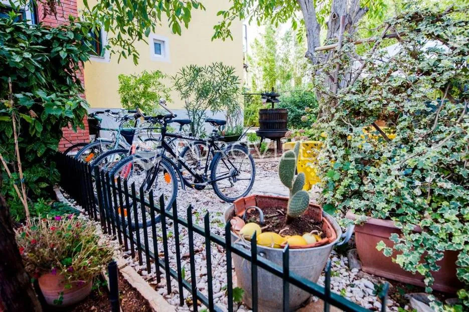 istra, rovinj, kuća 360 m2 s tri stana i zasebnom kućicom, izuzetna lokacija - slika 15