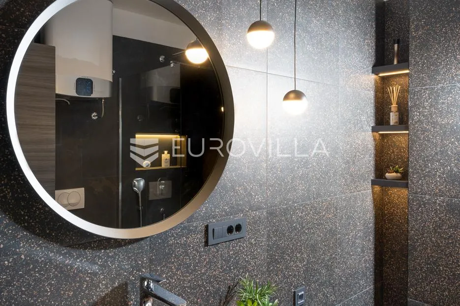 rijeka, centar, novouređen luksuzan stan nkp 115 m2 s tri apartmana - slika 9