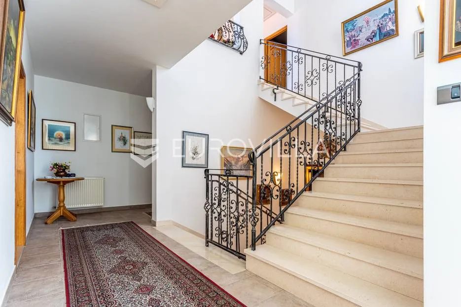 brač, prekrasna vila s velikom okućnicom 20 m od mora - slika 29