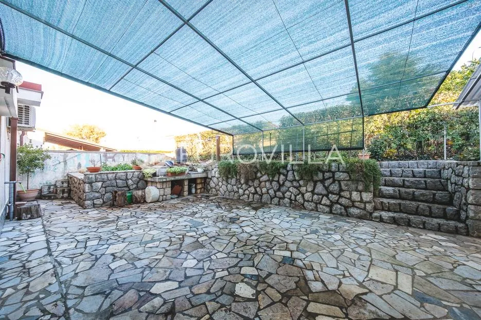 otok krk, njivice, prekrasna kuća s pogledom na more nkp 244 m2 - slika 30
