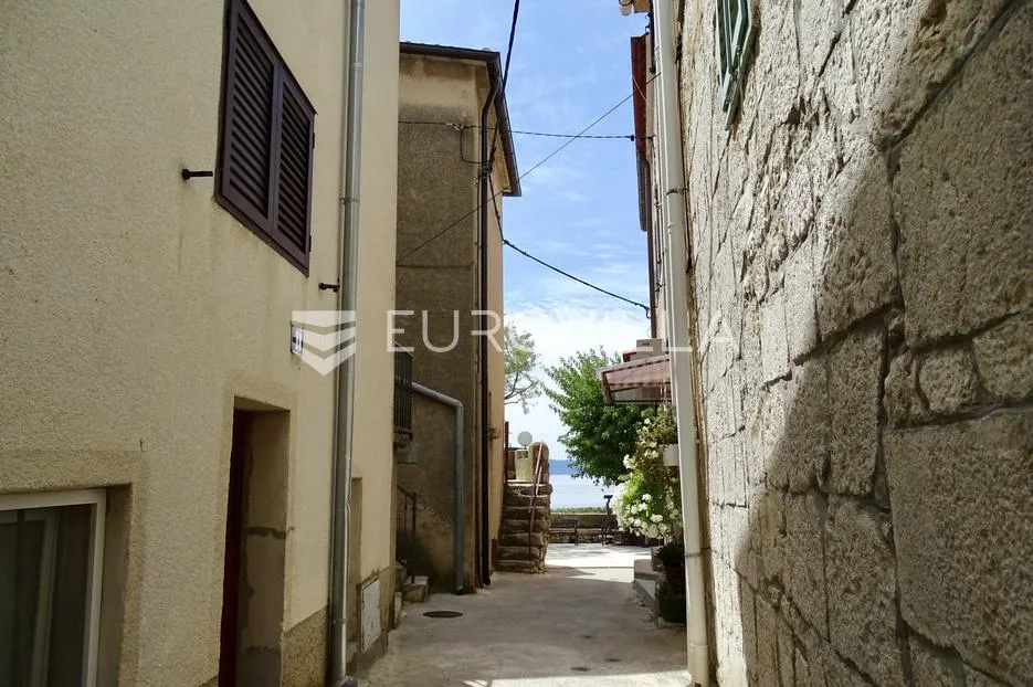 krk, omišalj, adaptirana kamena kuća u nizu s pogledom na more površine 54 m² - slika 28