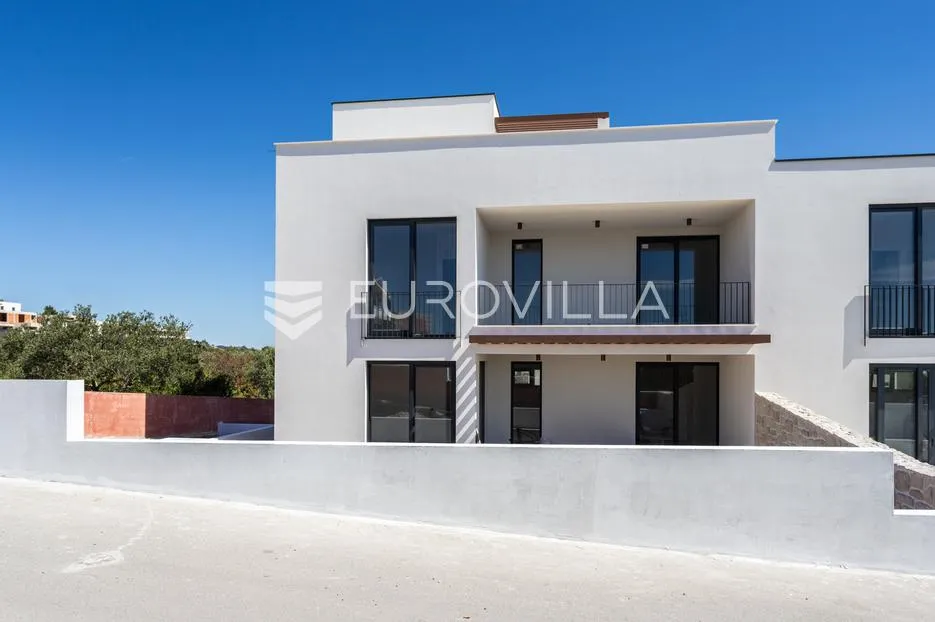 vodice, luksuzan stan na tri etaže s bazenom i krovnom terasom s panoramskim pogledom na more - slika 8