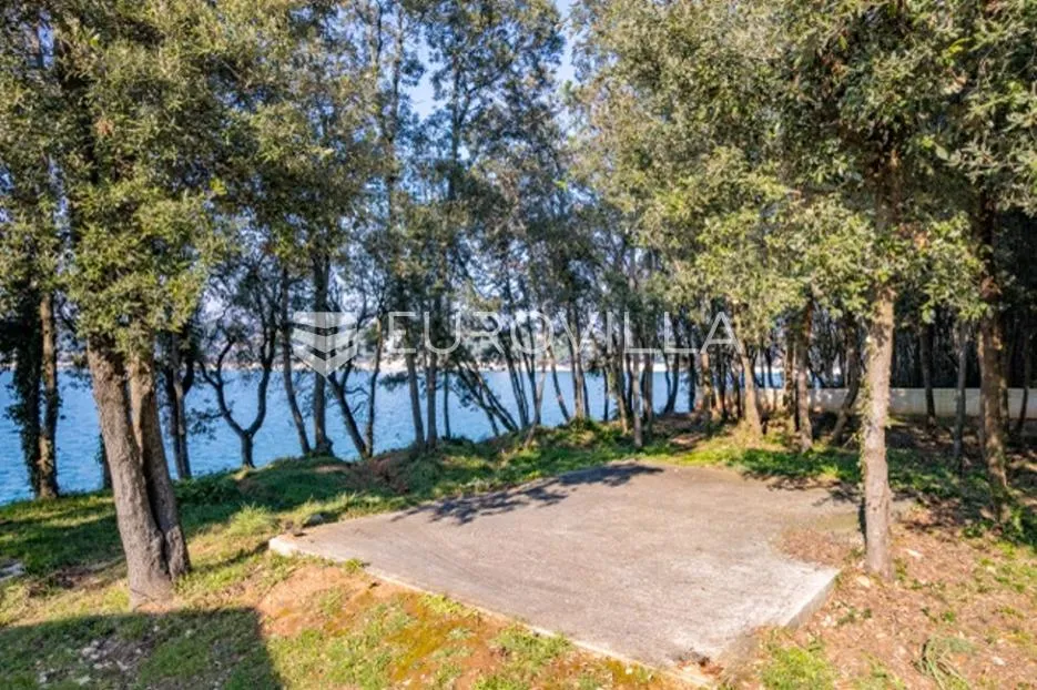 istra, banjole zemljište 2700 m2 prvi red do mora s dva legalizirana objekta 67 m2 i 24 m2 - slika 16