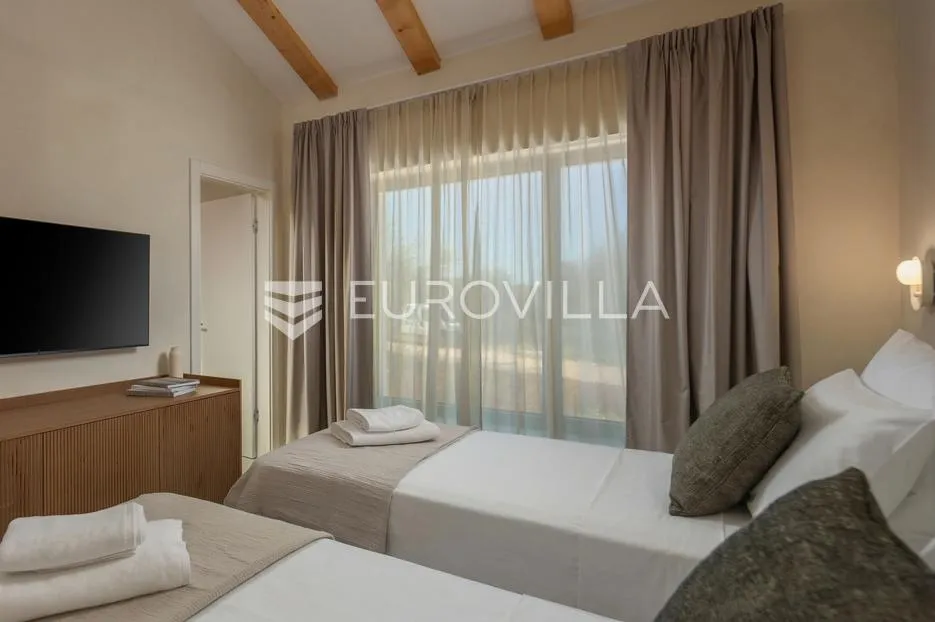 istra, labin, vrhunska moderna villa "e", grijani bazen 48 m², 2642 m² uređene okućnice - slika 36