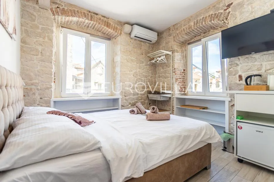 trogir, tri studio apartmana u centru grada - slika 3