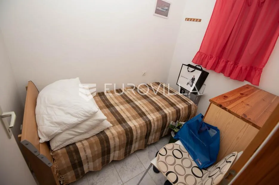 tisno, ekskluzivna apartmanska kuća prvi red do mora s panoramskim pogledom i brodicom - slika 24