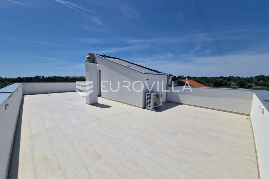 vir, komforan trosoban apartman u centru otoka s pogledom na more i krovnom terasom - slika 3