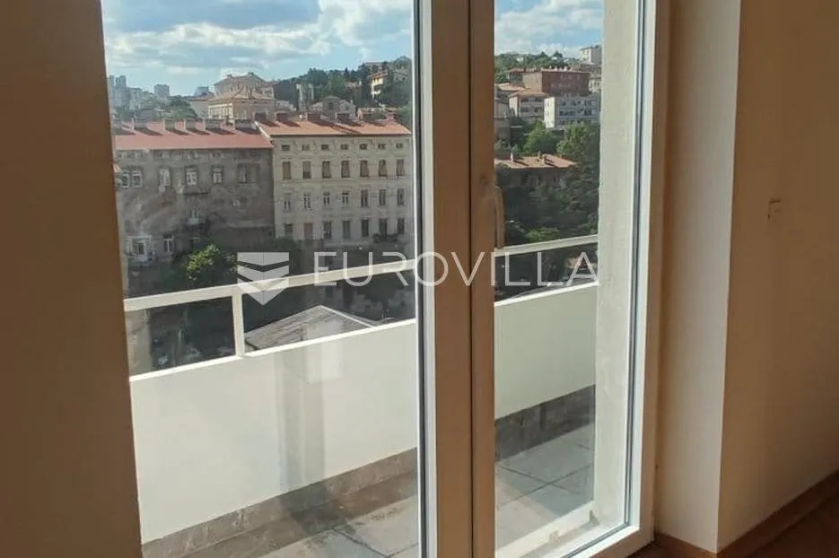 rijeka, centar, četverosoban stan s tri balkona i privatnom garažom - slika 10